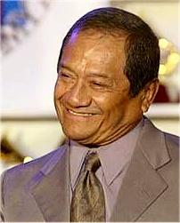Armando Manzanero.jpg - ARMANDO MANZANERO Yucateco de pura cepa, trovador infatigable y compositor de una infinidad de canciones triunfadoras a nivel munidal, es reconocido a todos los niveles, incluso entre los jóvenes, al haber grabado al lado de Presuntos Implicados. 